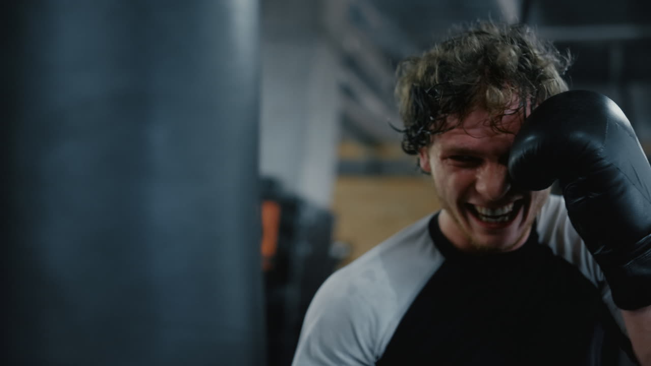 체육관에서 혼자 훈련하는 스포츠 키크복싱 선수. 스포츠 클럽에서 타격하는 스포츠 선수