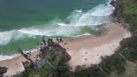 Norries-Beach-Y-Norries-Cove-Con-Bañistas-En-Bogangar,-Nueva-Gales-Del-Sur,-Australia