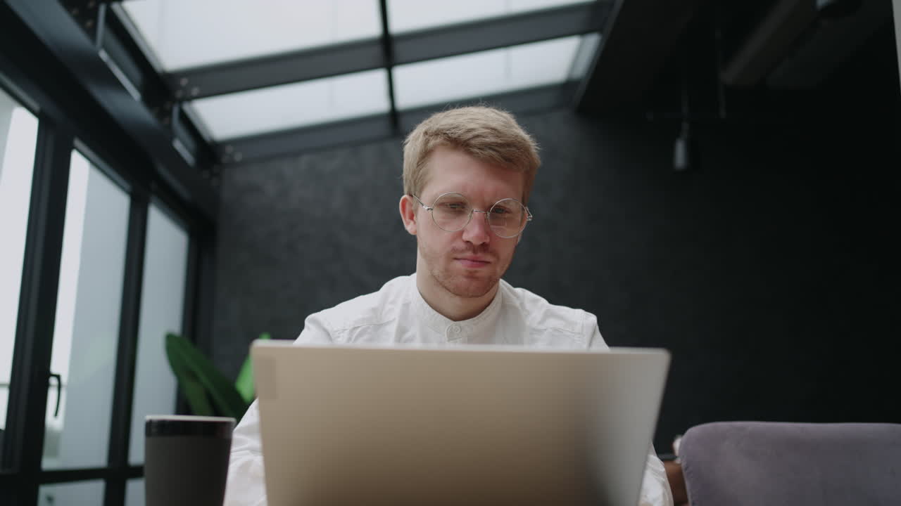 freelancer-architekt arbeitet tagsüber in einem coworking-raum oder café mit einem laptop mit einem architektonischen programm