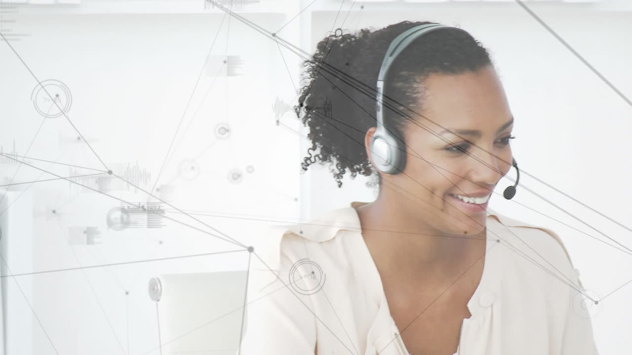 Animazione di rete di connessioni su donna d'affari con cuffie telefoniche