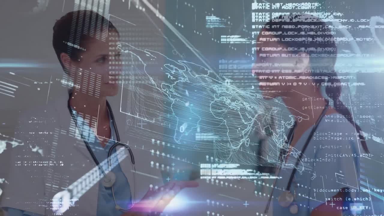 데이터 처리 및 세계 지도의 애니메이션 행복한 다양한 여성 의사들이 이야기하고 있습니다.