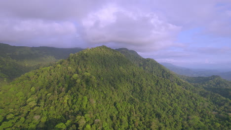 Rural-Scene-Of-High-Rise-Mountains-Covered-With-Green-Trees,-Tasmania,-Australia