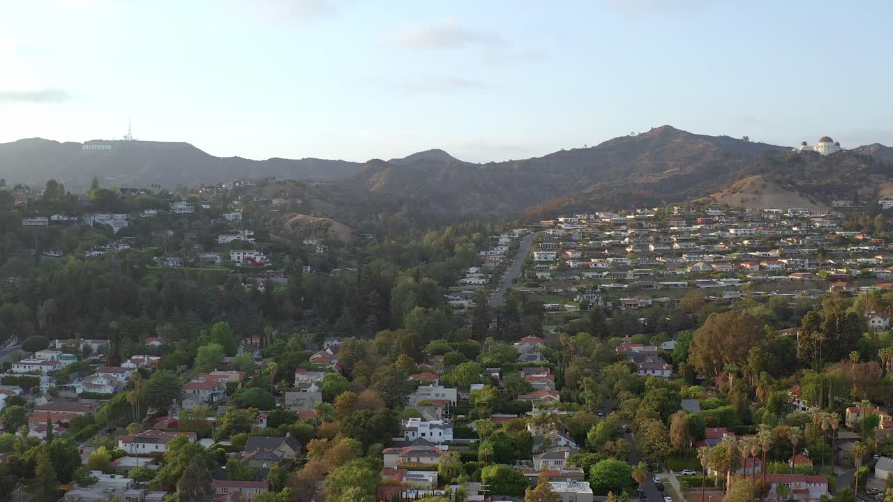 aérea, hermosa vista del paisaje del bosque y el pueblo, vista de drones