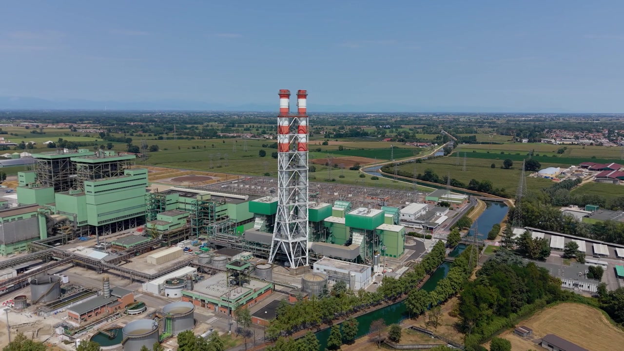 Veduta aerea della centrale elettrica a gas di Tavazzano Montanaso a Lodi, Italia