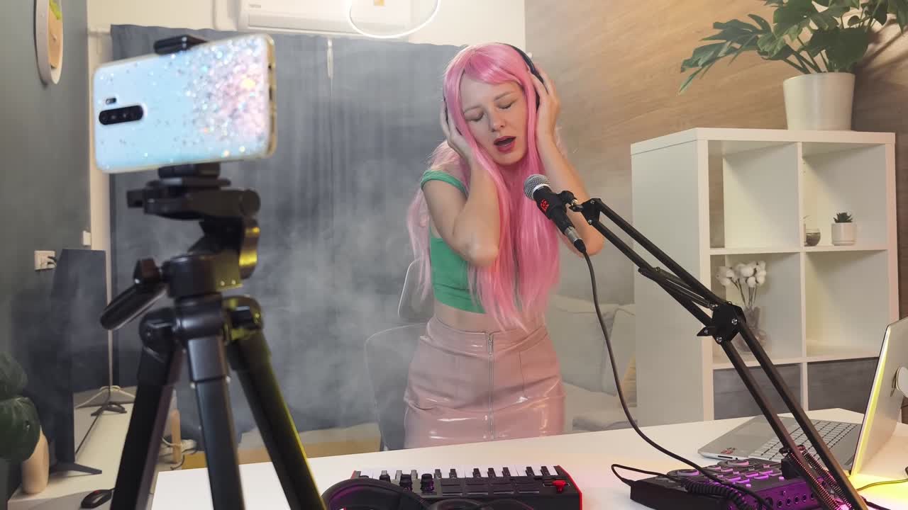 가정 스튜디오에서 노래를 부르고 음악을 녹음하는 여성