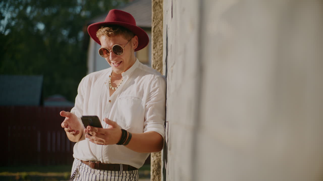 hombre elegante al aire libre