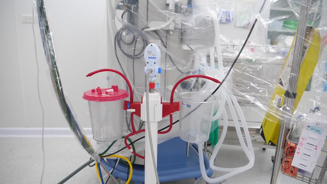 covid-19パンデミック状況での手術前にプラスチックドレープで手術器具をカバーする