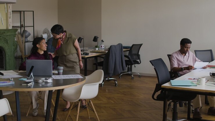 Ein vielfältiges Team arbeitet in einer modernen Büroumgebung zusammen