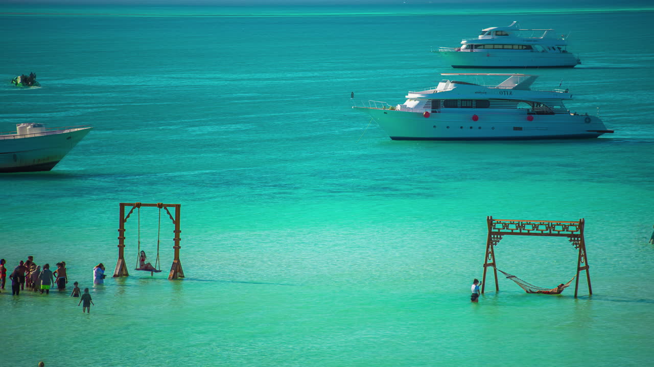 관광객과 보트가 있는 열대 물의 저속 촬영