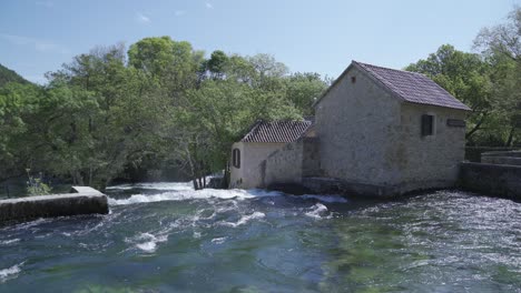 Beautiful-waterfalls-in-the-famous-Croatian-Krka-National-Park-with-flowing-and-rushing-water-in-early-summer