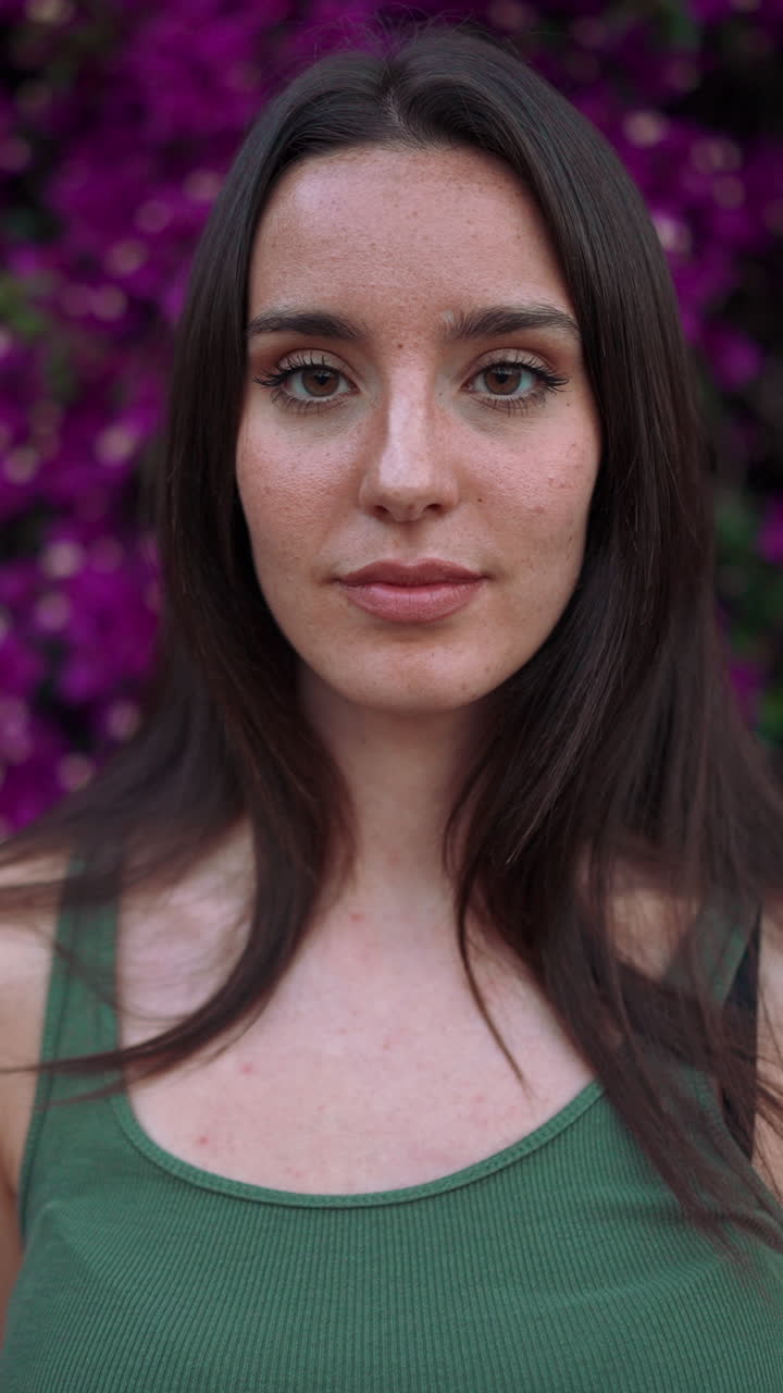 Retratos de una mujer con flores moradas