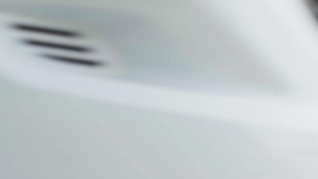 어린 사 ⁇ 이 잔디를  ⁇ 는 가까운 곳에서 차가 길을 지나갑니다.