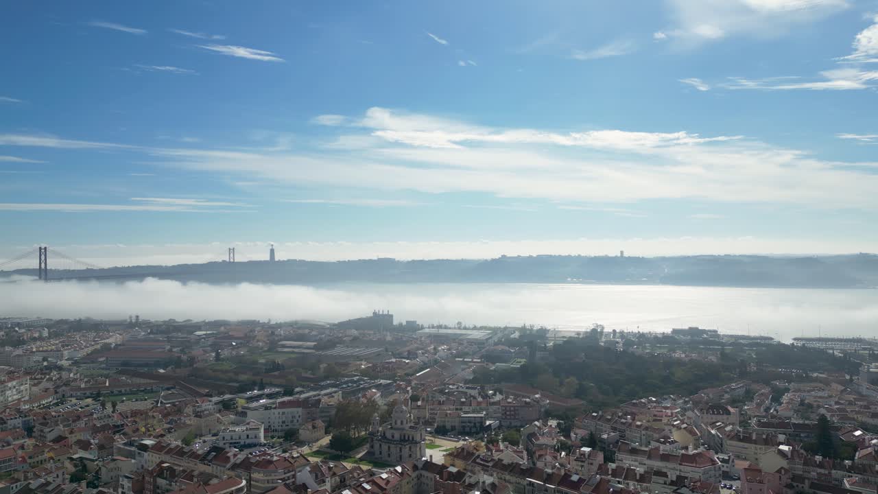 태고 강은 새벽에 포르투갈의 수도 리스본을 가로질러 흐르고 있다.