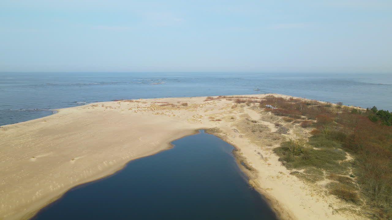 volando hacia las dunas de arena del río vistula en la isla sobieszewo en la bahía de gdansk, mar báltico, polonia