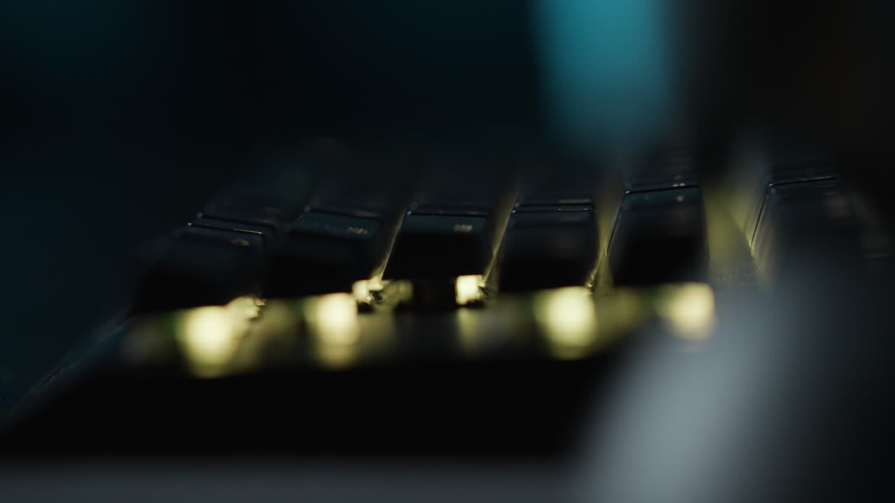 rgb 조명을 가진 게이밍 키보드