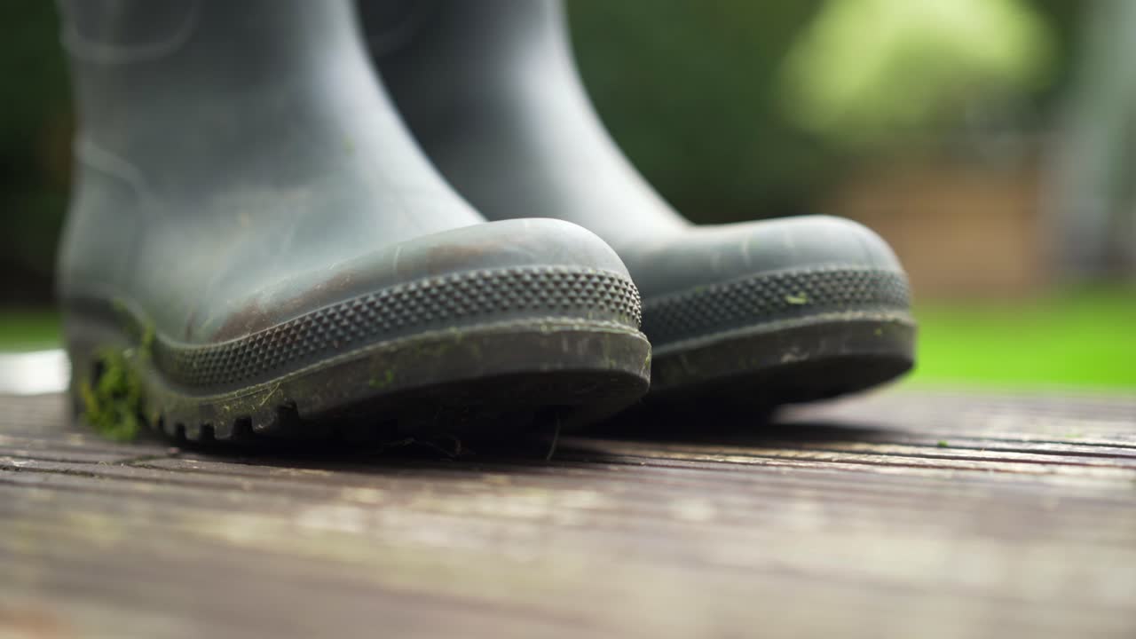 botas wellington colocadas en terrazas de jardín