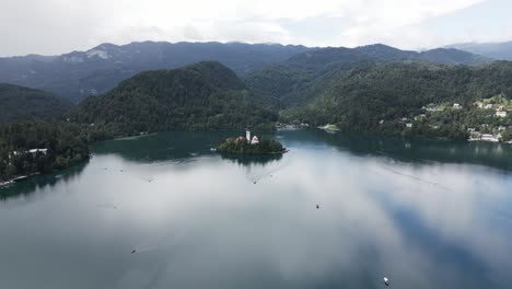 Insel-In-Einem-See-Mit-Einer-Großen-Kirche