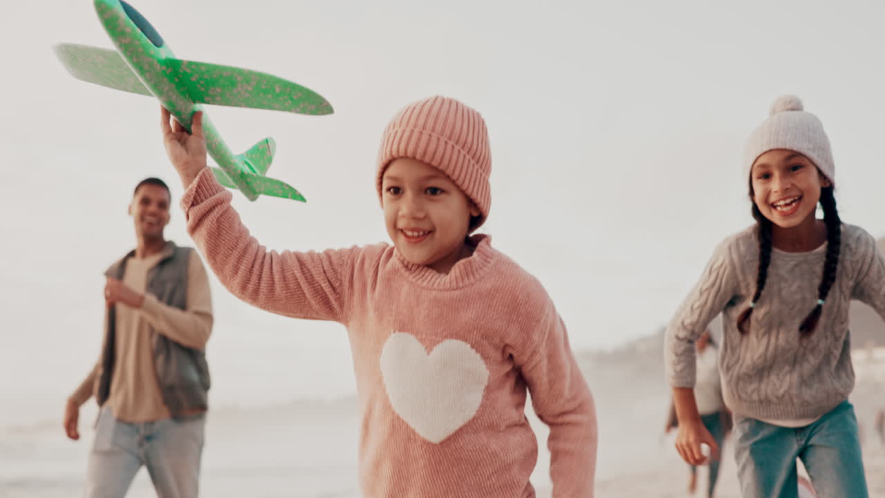 familia feliz jugando en la playa