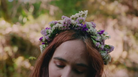 Joven-Druida-Con-Una-Corona-De-Flores-En-Primer-Plano