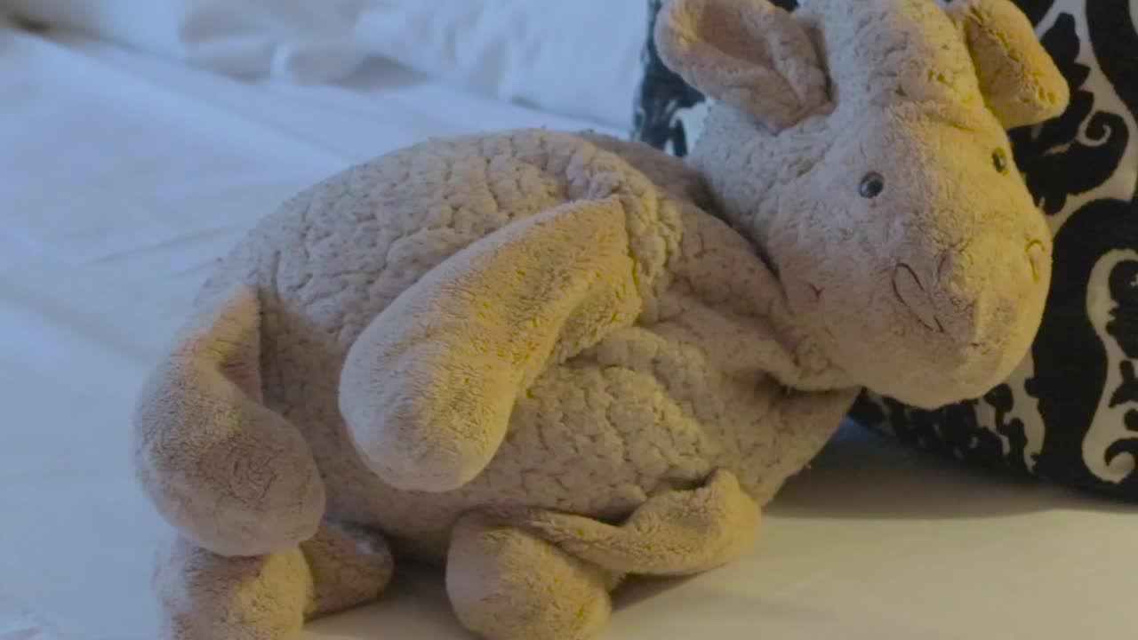 방 침대에 있는 테디 베어의 클로즈업 보기