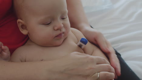 Mother-checking-her-baby-daughter-temperature