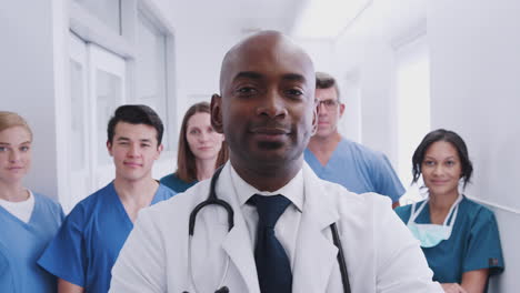 retrato de un equipo médico multicultural de pie en el pasillo del hospital