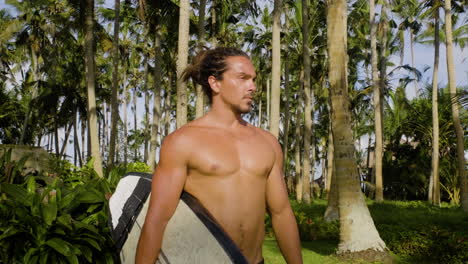 hombre con una tabla de surf
