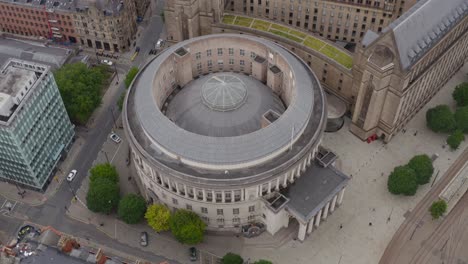 Drohnenschuss-Zieht-Sich-Von-Der-Manchester-Central-Library-Weg-01