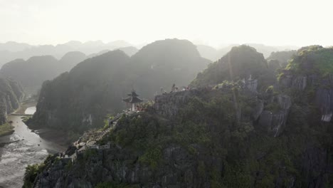 tomada cinematográfica de un avión no tripulado del punto de vista de hang mua en ninh binh en vietnam
