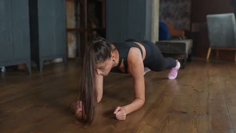 mujer haciendo ejercicio de tabla en casa
