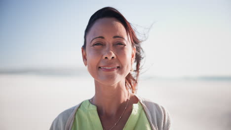 Playa,-Vacaciones-Y-Rostro-De-Mujer-Madura