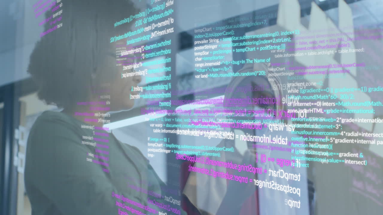 animación del procesamiento de datos sobre colegas afroamericanas que hacen lluvia de ideas en la oficina