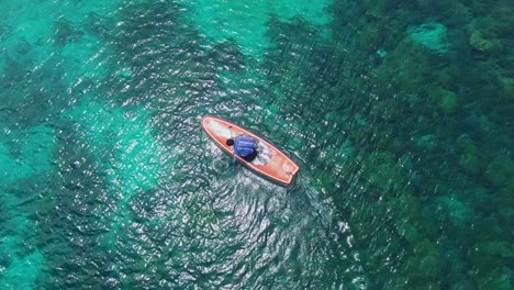 Junger-Mann,-Der-Das-Klare-Blaue-Meer-Beim-Standup-paddleboarding-Im-Tagbak-Marine-Park-In-Liloan,-South-Leyte,-Philippinen,-Genießt