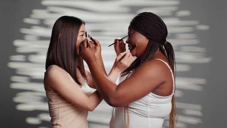 To kvinder lægger makeup sammen