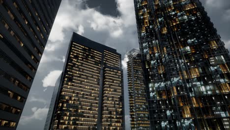 Gläserne-Wolkenkratzer-Bürogebäude-Mit-Dunklem-Himmel