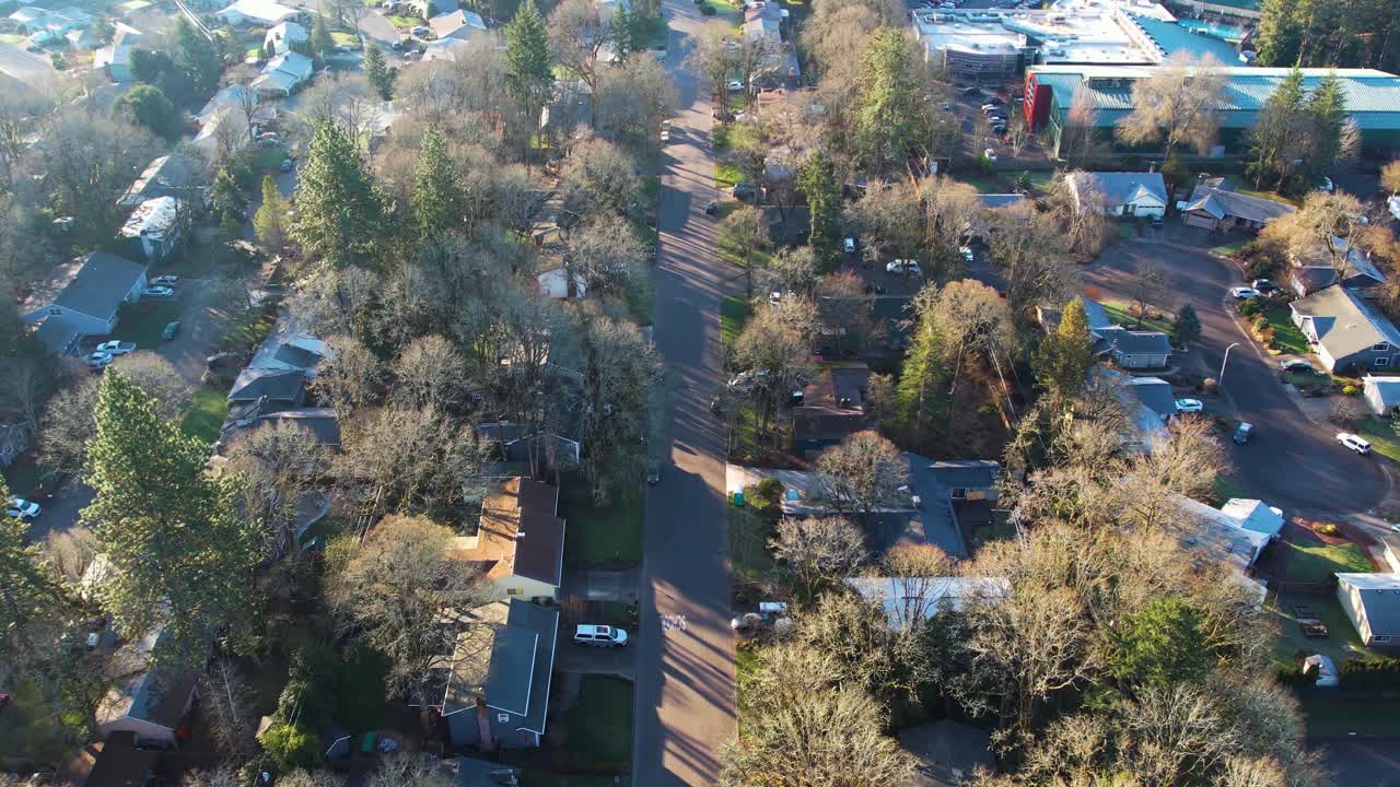 태평양 북서쪽 이웃을 내려다보는 4k 공중 드론 샷