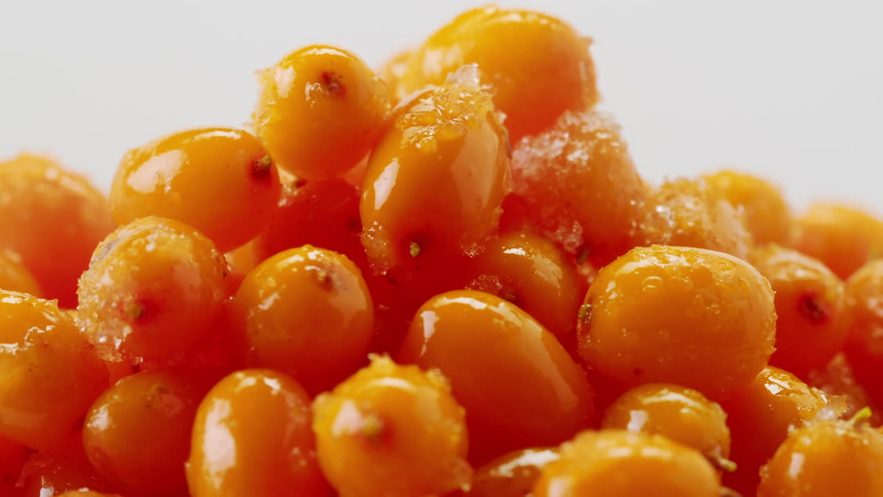 해바라기 건강한 베리 차 음료, 유리 항아리 및 잎을 가진 가지에 얼어붙은 익은 베리 어두운 나무 농촌 배경에  뷰, 피부, 심장, 혈관 및 면역 체계에 훌륭합니다.