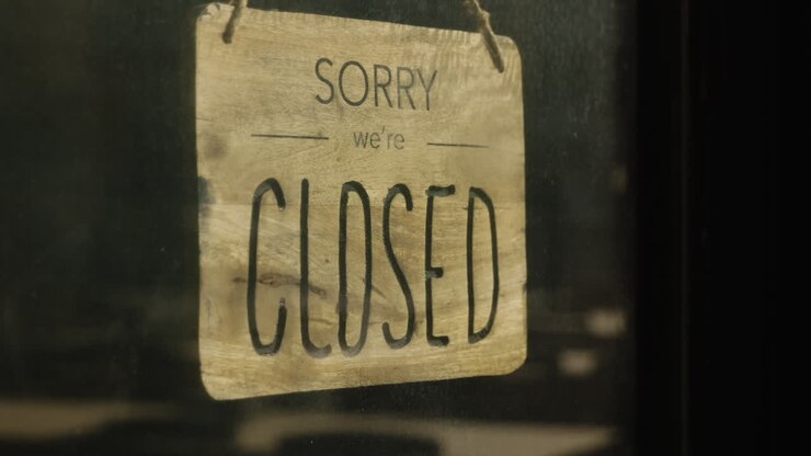 閉じた店のドアのサイン