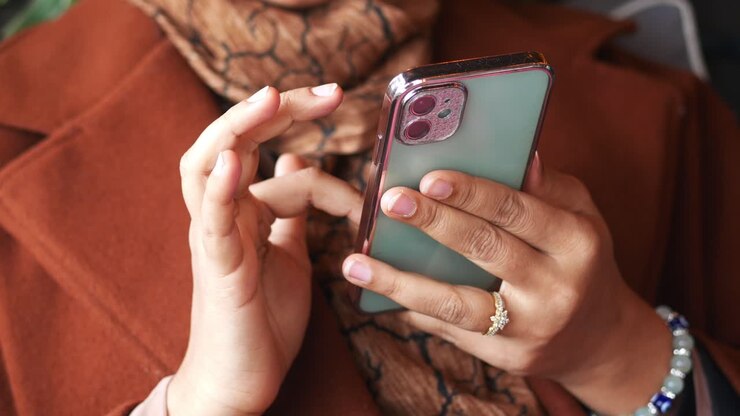 Donna che per mezzo del suo telefono