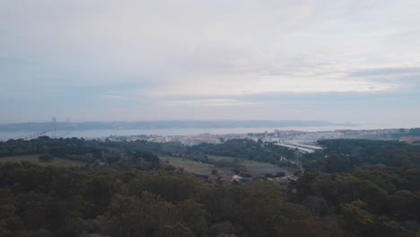 Drohnenansicht-Im-Monsanto-Forest-Park-Mit-Blick-Auf-Lissabon-Und-Rio-Tago