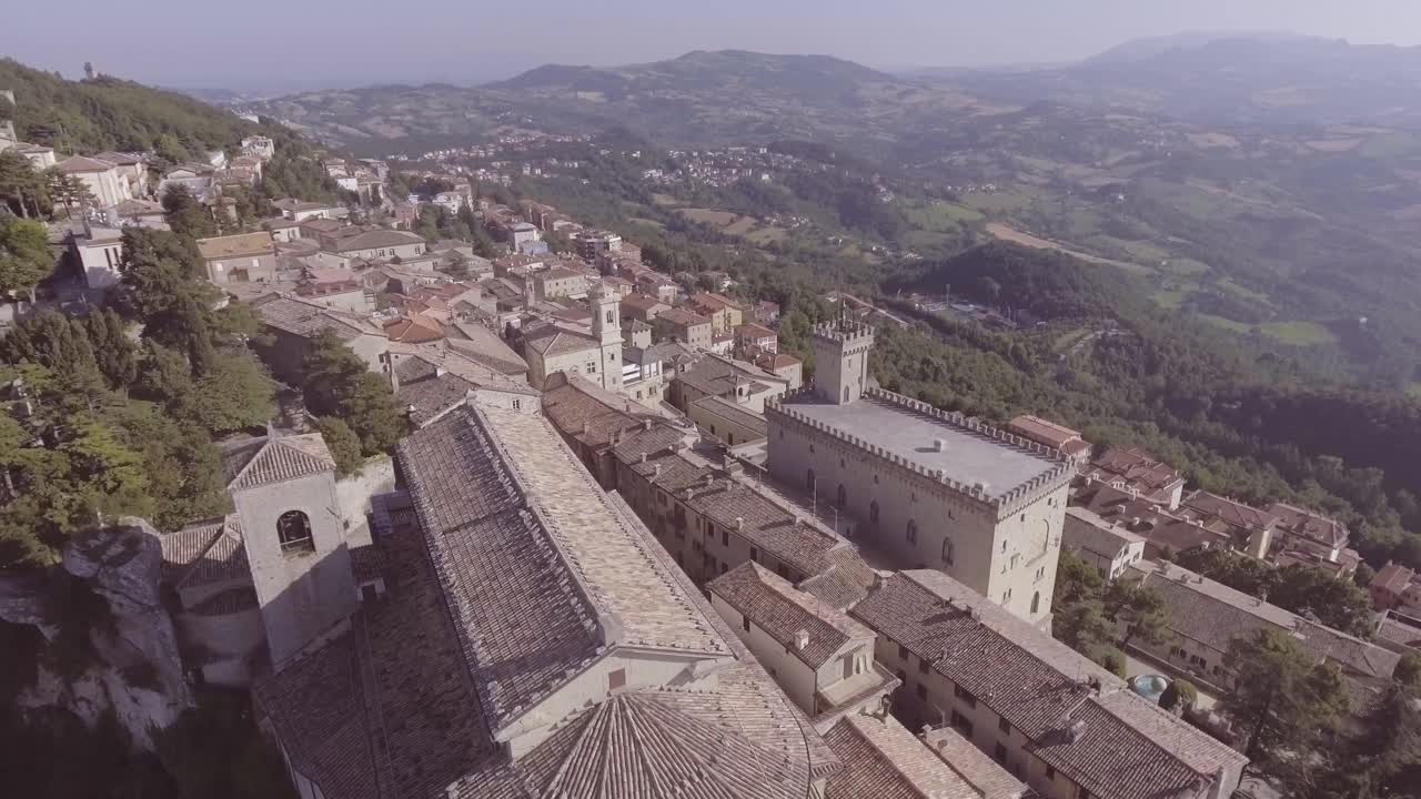 antena sobre la prepública de san marino laderas y pueblos de monte titano