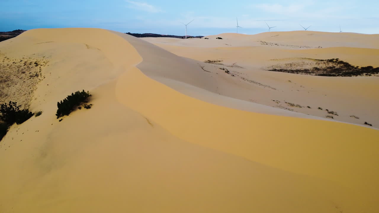 un zoom aéreo en una toma de dunas de arena blanca de mui ne, vietnam