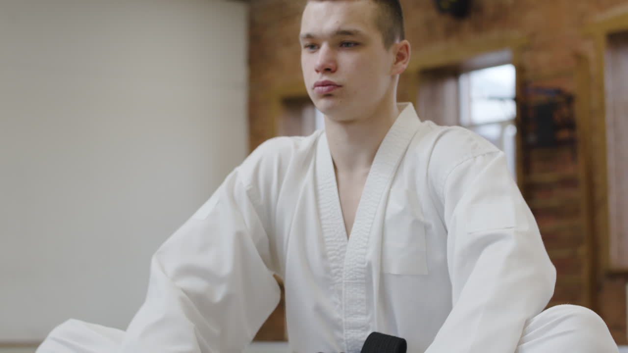 스트레칭 하는 젊은 사람