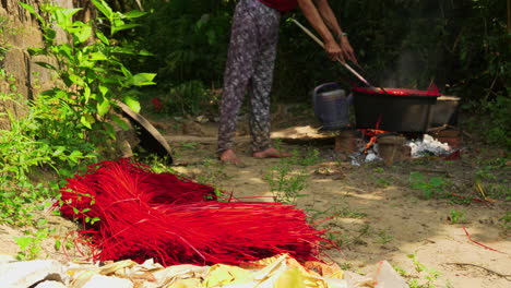 pajitas de teñido a mano para alfombras y alfombras hechas a mano en una olla grande