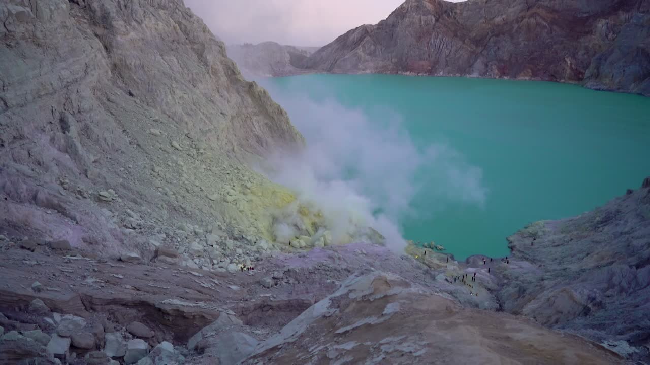 vista en el cráter del volcán ijen o kawah ijen con un gran lago ácido en él. isla de java, indonesia