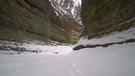 Felsige-Gefrorene-Winterschlucht-In-Dolly-Forward-Gimbal-Ansicht