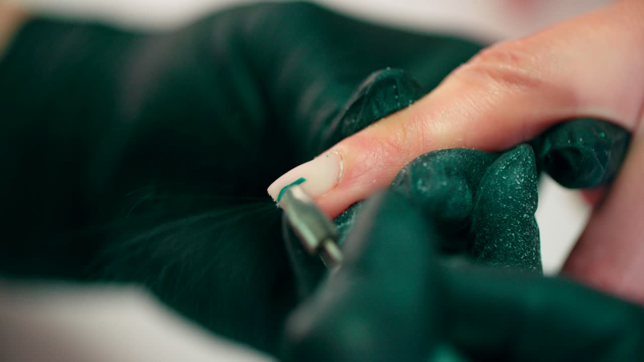 el manicurista destruye la manicura con la ayuda de una máquina de manicura