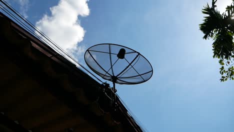 antena parabólica en el área rural, tailandia