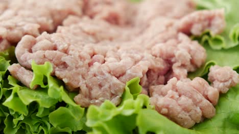 cerca de la carne picada en una tabla de cortar en la mesa