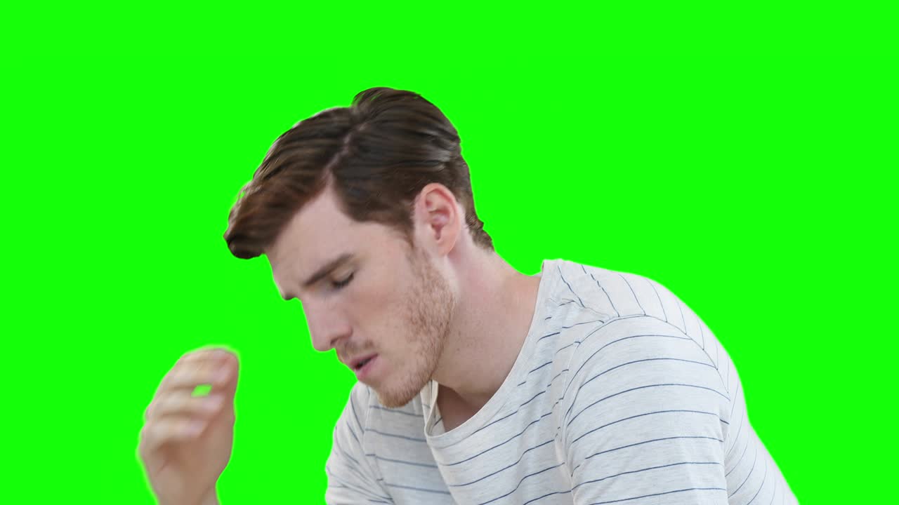 초록색 배경 에 있는 걱정 한 백인 남자